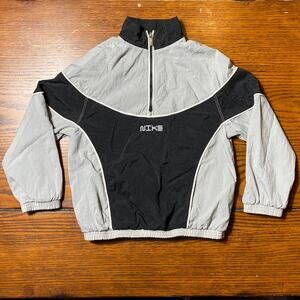 NIKE Center Logo Text Windbreaker Mesh Lining Outwerwear Kids 6-7 7LG Black Gray
